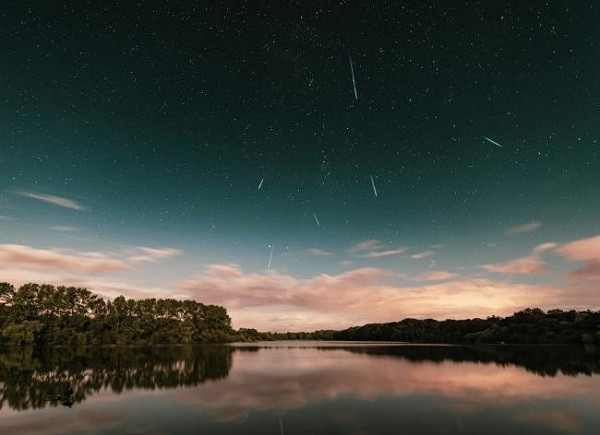 Trong tháng 8 này, thế giới còn được đón 2 trận mưa sao băng khác là Kappa Cygnids sẽ diễn ra từ ngày 3/8 đến 25/8, đạt đỉnh vào ngày 17/8. Tuy chỉ là một mưa sao băng rất khiêm tốn so với ''tên tuổi lớn'' Perseids trước đó, bù lại điều kiện quan sát thuận lợi.