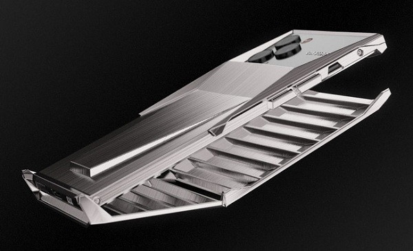 iPhone 11 Pro được đặt vừa in trong ốp lưng bằng vật liệu Titanium, hoạ tiết được khắc nổi. Dòng chữ Caviar và các phím cạnh bên, cổng nguồn, loa đều được bao bọc bằng lớp vỏ này mạ vàng, nhìn tổng thể máy khá chắc chắn, chịu được va đập.