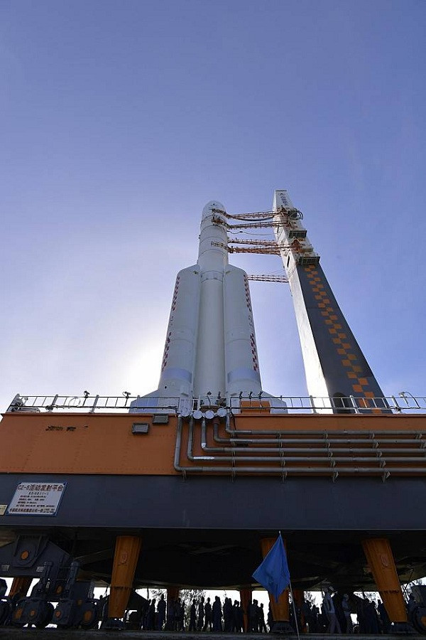 Quá trình vận chuyển tên lửa thẳng đứng đến bãi phóng của trung tâm kéo dài hai tiếng.