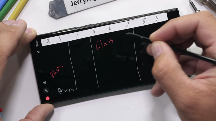 Màn hình điện thoại vẫn ''bình an vô sự'' sau khi bị cào xước, cảm biến vân tay bên dưới vẫn hoạt động tốt và không bị ảnh hưởng gì. Điều này đồng nghĩa, thiết bị vẫn sẽ hoạt động bình thường khi chịu được các va đập thông thường trong sử dụng hàng ngày.