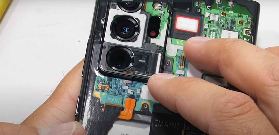 Anh còn ''mổ xẻ'' chi tiết để người xem có cái nhìn cận cảnh và rõ hơn về hệ thống camera trên Note 20 Ultra. Cách đây không lâu, chiếc điện thoại mới này của Samsung bị người dùng phàn nàn về lỗ hổng nghiêm trọng ở hệ thống camera, khiến những bức ảnh chụp ra bị mờ như sương mù che phủ.