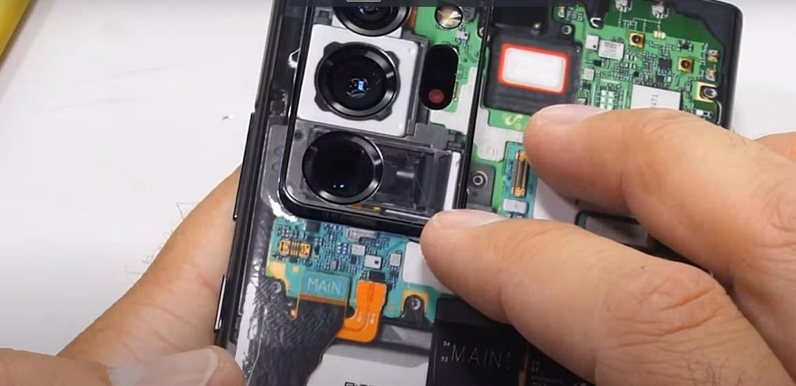 Anh còn ''mổ xẻ'' chi tiết để người xem có cái nhìn cận cảnh và rõ hơn về hệ thống camera trên Note 20 Ultra. Cách đây không lâu, chiếc điện thoại mới này của Samsung bị người dùng phàn nàn về lỗ hổng nghiêm trọng ở hệ thống camera, khiến những bức ảnh chụp ra bị mờ như sương mù che phủ.