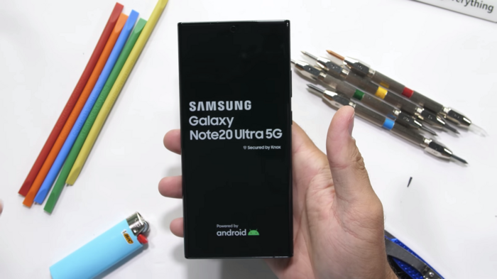 Để kiểm chứng độ bền siêu phẩm này, Youtuber JerryRigEverything đã thực hiện màn tra tấn Galaxy Note 20 Ultra đầy khắc nghiệt bao gồm cào xước, thử bẻ cong cho đến hơ lửa. Trước đó, Youtuber này vốn nổi tiếng với những video thử nghiệm độ bền hàng loạt smartphone mới ra mắt.