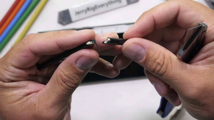 Khi bẻ đôi chiếc bút cảm ứng S-Pen mỏng manh, Youtuber này không cần tốn quá nhiều lực. Chiếc bút gãy đôi đã để lộ cấu trúc bên trong của bút bao gồm pin lithium-titanate (LTO) nhỏ ở trên cùng và cuộn dây sạc gần đầu bút.