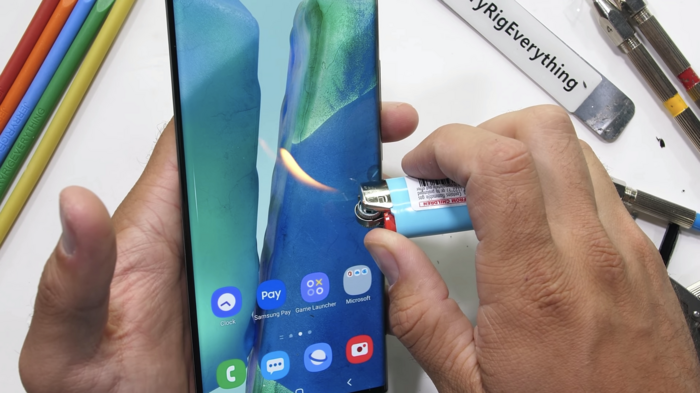 Với thử nghiệm tiếp theo, JerryRigEverything đã thử hơ lửa lên màn hình Galaxy Note20 Ultra để kiểm tra độ bền.