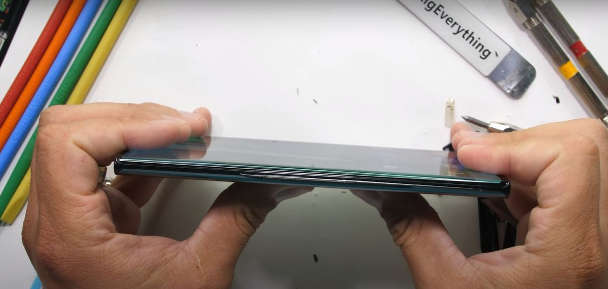 Bài kiểm tra cuối cùng dành cho Samsung Galaxy Note 20 Ultra là màn bẻ cong đầy bạo lực khiến người dùng không khỏi ''xót xa'' khi chứng kiến. Cuối cùng, chiếc điện thoại vẫn không bị uốn cong dưới áp lực.