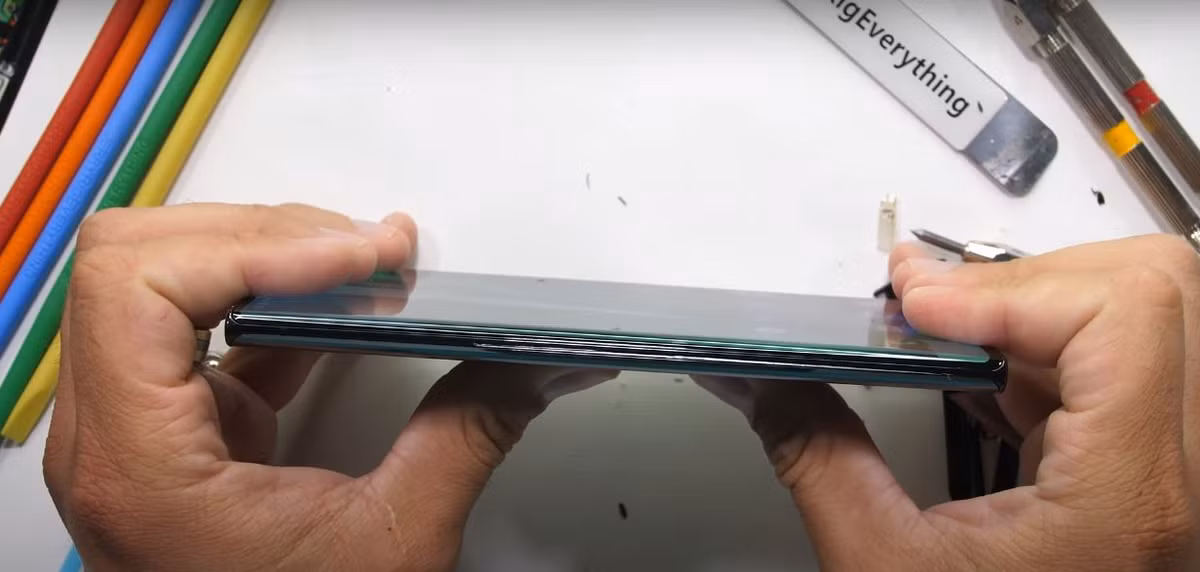 Bài kiểm tra cuối cùng dành cho Samsung Galaxy Note 20 Ultra là màn bẻ cong đầy bạo lực khiến người dùng không khỏi ''xót xa'' khi chứng kiến. Cuối cùng, chiếc điện thoại vẫn không bị uốn cong dưới áp lực.