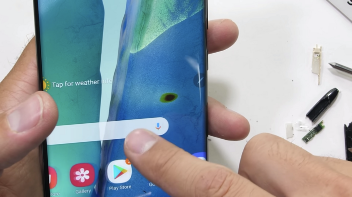 Kết quả cho thấy, màn hình của điện thoại đã không phục hồi sau thử nghiệm hơ lửa, khiến một phần màn hình bị hư hỏng vĩnh viễn.