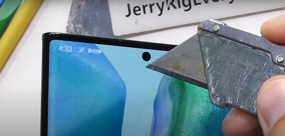 Youtuber đình đám cũng thử dùng dao sắc cào mạnh lên bề mặt camera trước và sau của điện thoại.