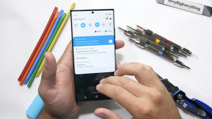 Mở đầu cho những bài kiểm tra khó nhằn, JerryRigEverything thực hiện cào xước màn hình Galaxy Note 20 Ultra bằng dao rọc giấy sắc nhọn.