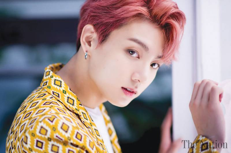 Trước đó, em út của BTS đã trở thành người có tweet đạt hơn 1 triệu lượt "thả tim" nhanh nhất mạng xã hội Twitter khi cover ca khúc "Never Not" của Lauv sau 10 phút. Bài đăng này của Jungkook cũng đã trở thành tweet được "thả tim" nhiều thứ sáu trên mạng xã hội Twitter.