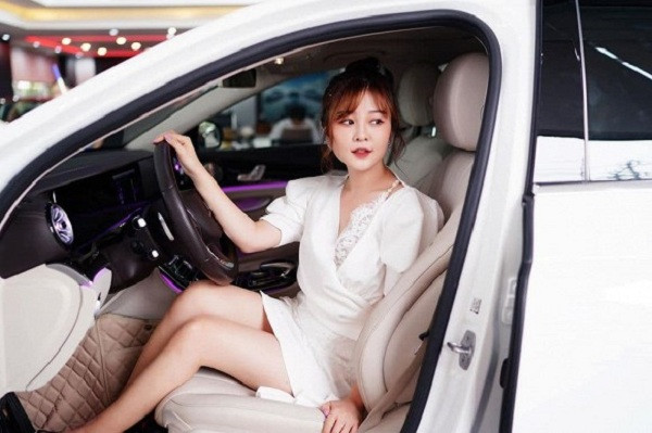 Trong một show truyền hình, cô nàng còn được chính các thành viên trong nhóm đánh giá là ''người giàu nhất'' FAPtv, vượt cả Huỳnh Phương hay Vinh Râu.