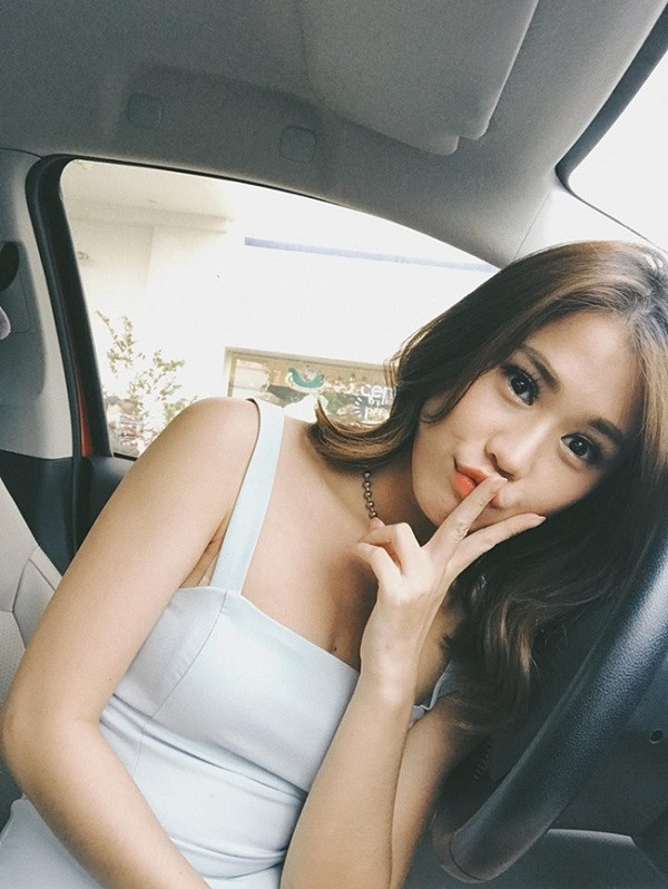 Cô nàng không chỉ tự tậu xe hơi bằng thu nhập của bản thân từ khá sớm, sở hữu 2 căn hộ cao cấp tại Sài Gòn mà còn chứng tỏ năng lực ở lĩnh vwkc kinh doanh khi sở hữu một cửa hàng thời trang.