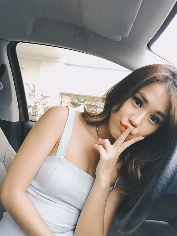 Cô nàng không chỉ tự tậu xe hơi bằng thu nhập của bản thân từ khá sớm, sở hữu 2 căn hộ cao cấp tại Sài Gòn mà còn chứng tỏ năng lực ở lĩnh vwkc kinh doanh khi sở hữu một cửa hàng thời trang.