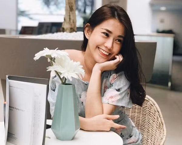 Là một trong những hotgirl đời đầu sở hữu lượng fan khá đông đảo, Ngọc Thảo từng là mẫu ảnh, sau đó lấn sân sang lĩnh vực diễn xuất và ghi dấu ấn trong các series hài ngắn Thích Ăn Phở cùng với Phở Đặc Biệt.