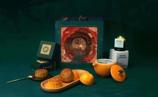 Hình ảnh ở giữa hộp là hình ảnh 3D, linh vật trong một trò chơi nổi tiếng của công ty, đang đeo một dải ruy băng để chạy lên mặt trăng. Bốn chú thỏ trắng nhỏ đang chạy vòng quanh và ngọn hải đăng ở giữa đang phát ra ánh sáng mờ ảo.