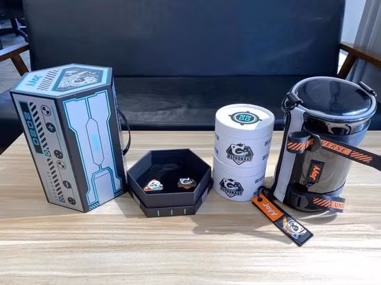 Chiếc túi nhỏ có thiết kế để đeo vai, dễ dàng biến thành túi đựng đồ, túi đựng đồ vệ sinh, túi đựng mỹ phẩm, bên trong là hộp quà đầy tính công nghệ.