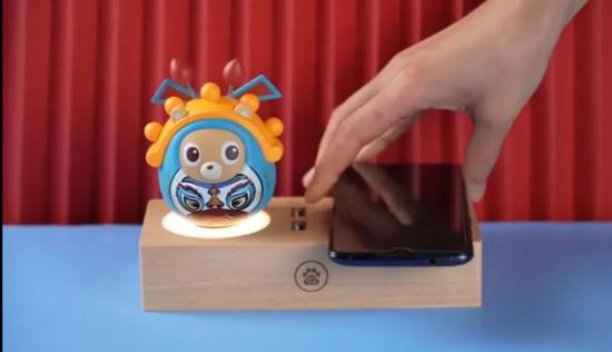 Hộp quà Tết Trung thu của Baidu sử dụng màu xanh đậm làm bao bì bên ngoài, thiết kế hai cửa, giống bánh Trung thu truyền thống. Đồng thời, nó cũng đi kèm một đế sạc không dây và hình nộm xinh xắn.