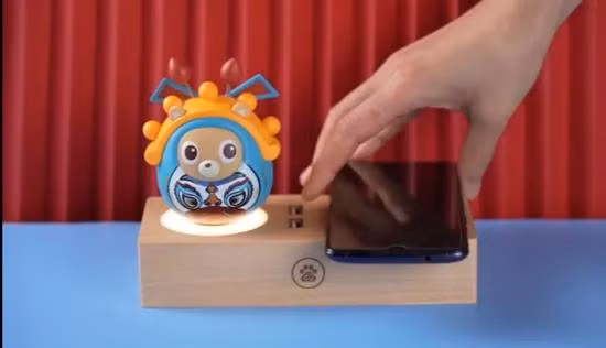 Hộp quà Tết Trung thu của Baidu sử dụng màu xanh đậm làm bao bì bên ngoài, thiết kế hai cửa, giống bánh Trung thu truyền thống. Đồng thời, nó cũng đi kèm một đế sạc không dây và hình nộm xinh xắn.