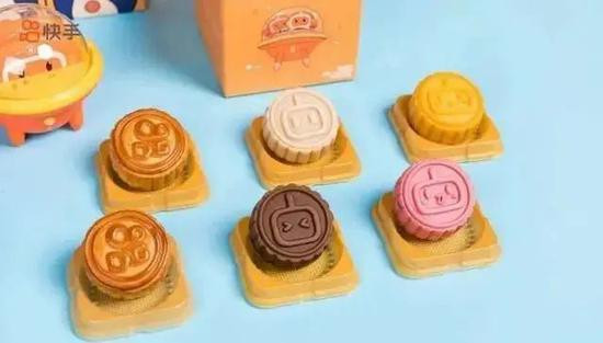 Các phần quà bao gồm bánh trung thu nhiều hương vị, đĩa sứ hình ngôi sao, sạc dự phòng hình phi thuyền nhỏ, một chiếc chăn mỏng.