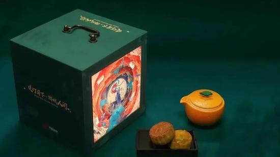 Hộp quà bánh trung thu của hãng NetEase năm nay được làm theo kiểu lồng đèn hình vuông, theo phong cách ''Thưởng trà dưới trăng''.