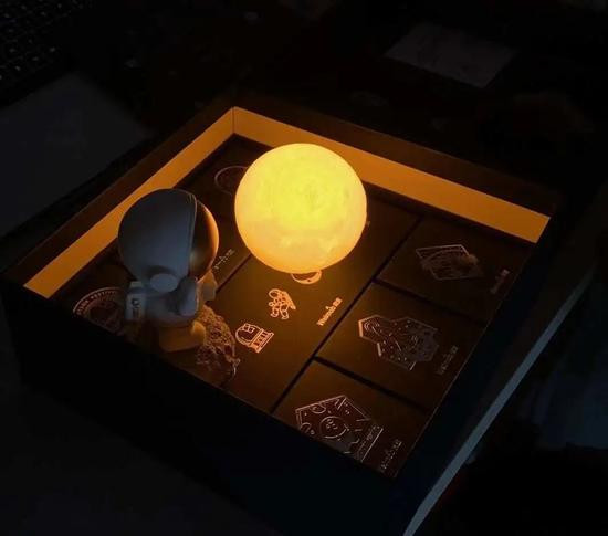 ''Đập hộp'' quà Trung Thu của ông lớn công nghệ Weibo, bất ngờ với phong cách không gian cực độc đáo. Ngoài hộp bánh in hình chủ đề không gian, hãng còn tặng kèm búp bê phi hành gia và đèn nhỏ hình mặt trăng.