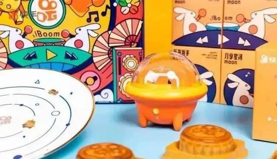 Kuaishou là một ứng dụng di động chia sẻ video nổi tiếng ở Trung Quốc. Bao bì bên ngoài của hộp quà Kuaishou là hộp thiếc, được tô điểm bởi dòng chữ ''Hạnh phúc trong tay em, trăng và sao''.