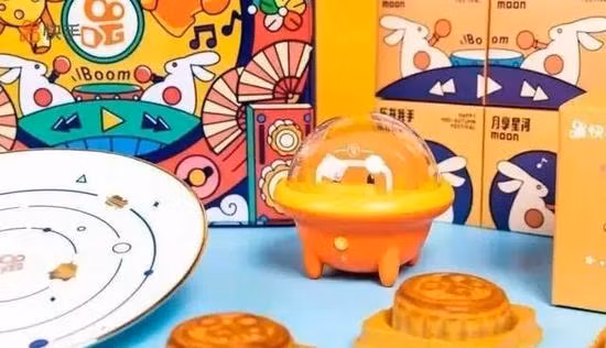 Kuaishou là một ứng dụng di động chia sẻ video nổi tiếng ở Trung Quốc. Bao bì bên ngoài của hộp quà Kuaishou là hộp thiếc, được tô điểm bởi dòng chữ ''Hạnh phúc trong tay em, trăng và sao''.