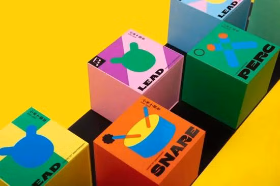 Hộp quà Tết Trung thu kỷ niệm 10 năm của Xiaomi bao gồm các hộp nhạc Mi Rabbit, khi chạm tay nhạc chuông MIUI sẽ tự động phát ra và có thể kết hợp để tạo thành bản nhạc.