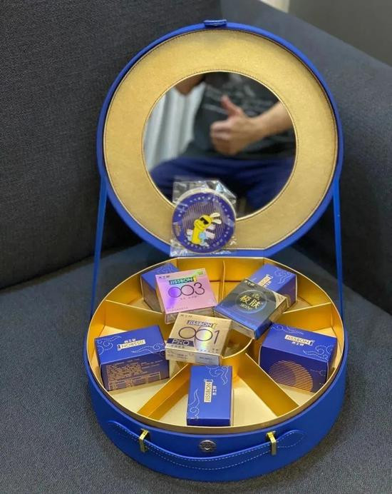 Hộp quà gồm 5 bánh trung thu và 3 hộp ''3 con sói'' khác loại của Jissbon . Trên nắp hộp lại có gương soi, nên bạn có thể sử dụng nó như một chiếc túi đựng mỹ phẩm sau này.