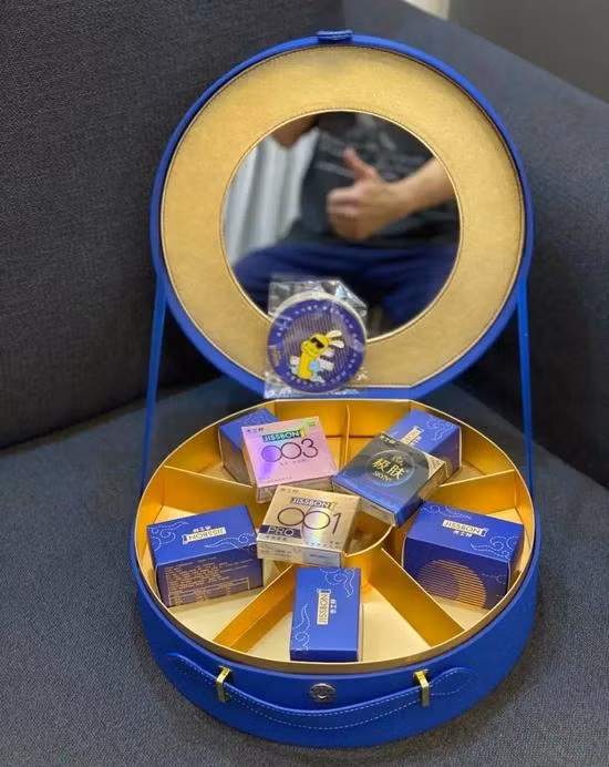 Hộp quà gồm 5 bánh trung thu và 3 hộp ''3 con sói'' khác loại của Jissbon . Trên nắp hộp lại có gương soi, nên bạn có thể sử dụng nó như một chiếc túi đựng mỹ phẩm sau này.