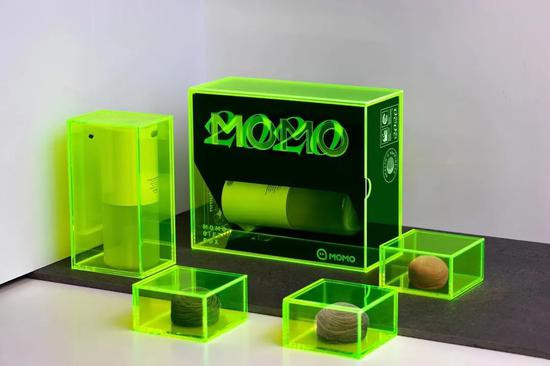 Momo gây ấn tượng với hộp bánh Trung thu trong suốt siêu đơn giản, khó có thể phân biệt được đây là hộp quà hay bao bì của một sản phẩm điện tử. Momo là một ứng dụng tìm kiếm xã hội miễn phí và nhắn tin di động nổi tiếng ở Trung Quốc.