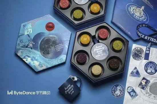 Hộp quà Trung thu của ByteDance có hình lục giác, trên hộp có in dòng chữ Free from Gravity, cùng hình ảnh nền vũ trụ. Những chiếc bánh trung thu trong hộp mang cảm giác như những hành tinh trên bầu trời đầy sao.