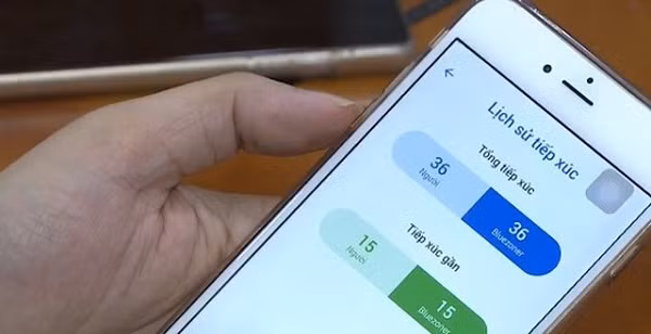 Lịch sử tiếp xúc với F0 sẽ được Bluezone trên máy phân tích, so sánh. Nếu có sự trùng khớp, ứng dụng sẽ lập tức cảnh báo cho người dùng có nguy cơ lây nhiễm COVID-19.