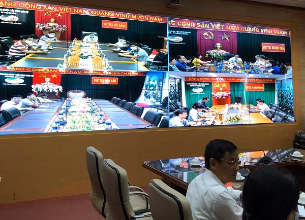 Sáng 26/7, tại Bộ Y tế diễn ra Hội nghị trực tuyến Tập huấn và khai thác sử dụng phần mềm Bluezone trực tuyến, kết nối 5 điểm cầu bao gồm TP. Hà Nội, TP Hồ Chí Minh, Đà Nẵng, Khánh Hòa (Nha Trang), Đăk Lắk. Cục trưởng Cục tin học hóa, Bộ TTTT Nguyễn Huy Dũng khẳng định, Việt Nam là một trong những quốc gia đầu tiên áp dụng công nghệ để truy vết người nghi nhiễm.