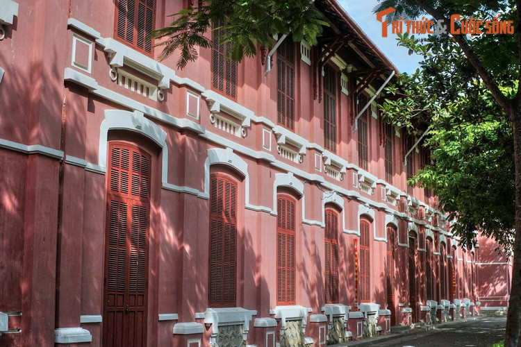 Từ khi thành thập, nhiều nữ sinh của trường đã trở thành người xuất chúng, đóng góp cho đất nước trên nhiều lĩnh vực. Những năm gần đây nhà trường đã tu bổ, xây dựng thêm một số công trình phục vụ dạy và học, tuy nhiên dáng vẻ ngôi trường không thay đổi đáng kể so với thuở đầu.