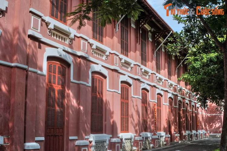 Từ khi thành thập, nhiều nữ sinh của trường đã trở thành người xuất chúng, đóng góp cho đất nước trên nhiều lĩnh vực. Những năm gần đây nhà trường đã tu bổ, xây dựng thêm một số công trình phục vụ dạy và học, tuy nhiên dáng vẻ ngôi trường không thay đổi đáng kể so với thuở đầu.