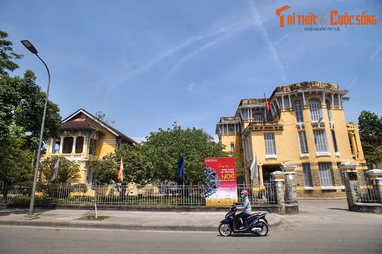 Nằm ở số 23-25 Lê Lợi, trụ sở của Bảo tàng Văn hóa Huế từng là Tòa Công chánh, một trong những công trình kiểu Tây hoành tráng nhất Cố đô Huế thời thuộc địa. Khu dinh thự này gồm hai khối nhà lớn mang kiến trúc Pháp, nằm trong khuôn viên rộng với một mặt giáp sông Hương.