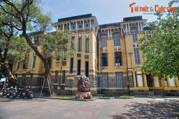 Khối nhà chính của Tòa Công chánh là một tòa nhà ba tầng đồ sộ, tòa nhà thứ hai nằm đối diện qua một khoảng sân. Dù có quy mô lớn và xây dựng bằng vật liệu hiện đại, công trình được đánh giá là hài hòa với cảnh quan sông Hương do được xây xa bờ sông, có nhiều nhiều cây xanh bao quanh.