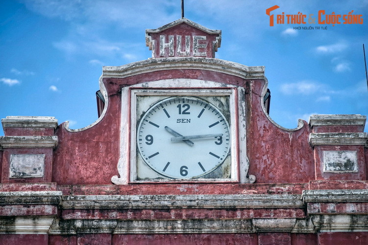 Nhà ga Huế mang kiến trúc đậm chất Pháp, được xây dựng theo mô hình dịch vụ đường sắt Âu châu, gồm một quần thể công trình liên hoàn với ga hành khách, ga hàng hóa, các phòng làm việc, cơ xưởng hỏa xa, khách sạn. Ngày nay các công trinh xưa của ga Huế vẫn được bảo tồn nguyên vẹn.