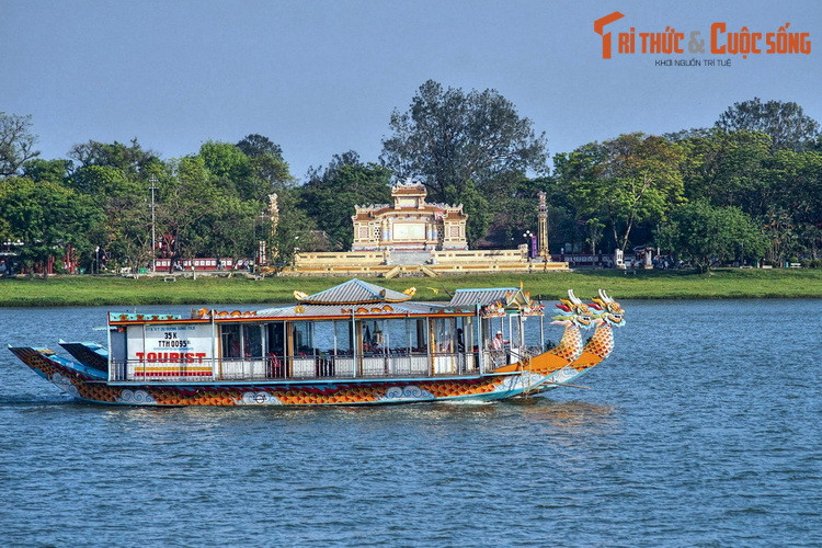 Đài tưởng niệm được xây theo dạng một bình phong lớn, hai bên có trụ biểu, các hoạ tiết trang trí mang phong cách đặc trưng thời Nguyễn. Về mặt kiến trúc, công trình được đánh giá là mang nét đẹp truyền thống Huế, hài hòa với cảnh quan sông Hương và trường Quốc Học.