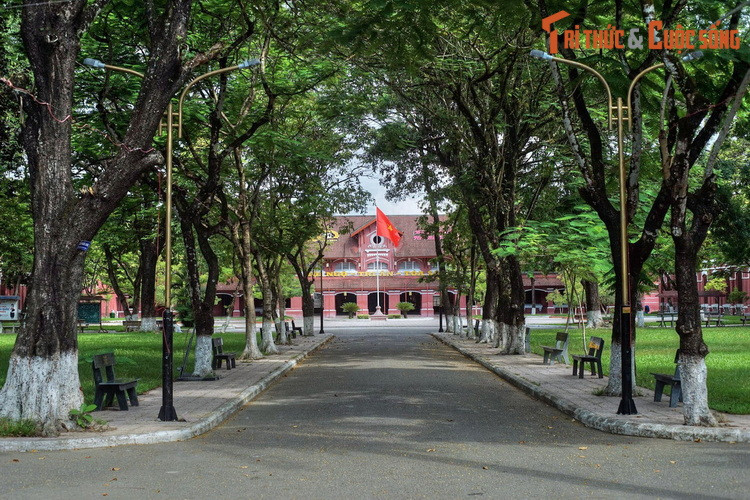 Nằm ở số 14 Lê Lợi, trường THPT Hai Bà Trưng có tiền thân là trường Nữ sinh Đồng Khánh (trường Đồng Khánh), được xây dựng từ năm 1917-1919. Trường có kiến trúc thời thuộc địa điển hình, nằm trong khuôn viên rộng rãi, thoáng đãng.