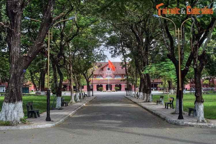 Nằm ở số 14 Lê Lợi, trường THPT Hai Bà Trưng có tiền thân là trường Nữ sinh Đồng Khánh (trường Đồng Khánh), được xây dựng từ năm 1917-1919. Trường có kiến trúc thời thuộc địa điển hình, nằm trong khuôn viên rộng rãi, thoáng đãng.