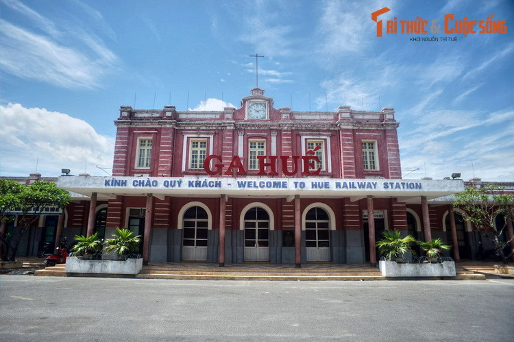 Từ đường Lê Lợi đi thẳng qua cầu Ga sẽ đến ga Huế, một trong những nhà ga có lịch sử lâu đời nhất Việt Nam. Ga được người Pháp cho xây năm 1908, tên cũ là ga Trường Súng, là một nhà ga trên tuyến đường sắt Đông Hà – Đà Nẵng.