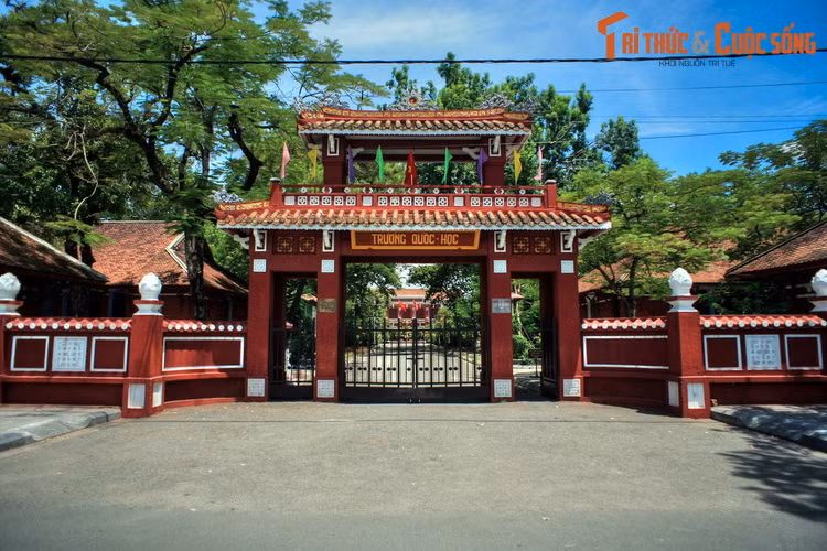 Nằm ở số 12 Lê Lợi, Trường THPT Chuyên Quốc Học hay trường Quốc Học Huế được thành lập vào năm 1896, là một trong những ngôi trường lâu đời nhất Việt Nam. Kiến trúc hiện tại của trường có từ năm 1915, là sự kết hợp giữa phong cách phương Tây và mỹ thuật truyền thống Huế.