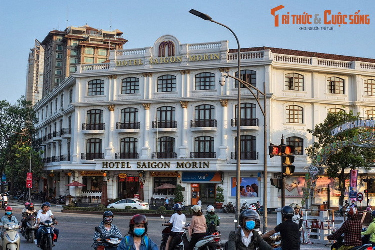 Trong hơn một thế kỷ tồn tại, khách sạn Saigon Morin đã nhiều lần thay tên đổi chủ, trong đó có giai đoạn trở thành trụ sở của Đại học Huế và Đại học Tổng hợp Huế. Ban đầu công trình có hai tầng, phong cách kiến trúc Tân cổ điển. Sau đợt trùng tu lớn, khách sạn có 4 tầng như hiện tại.