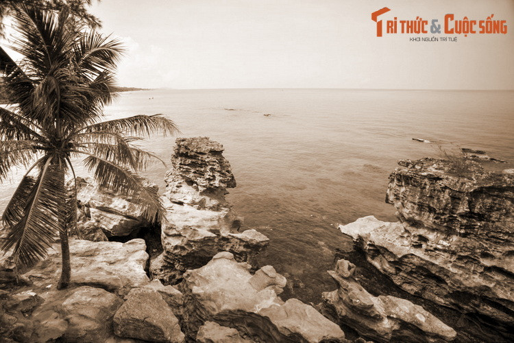  Tín ngưỡng thờ bà Chúa Ngọc và hai Cậu được cho là xuất phát từ những nhân vật có thật ở miền Trung. Do không còn dòng nào trong sử sách về những con người này được lưu lại nên những gì người đời biết về họ chỉ là những câu chuyện nửa thực nửa hư được lưu truyền trong dân gian.