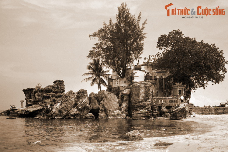 Sau hai năm tu ẩn, một ngày nọ, người đàn ông ra khỏi hang, trở lên miếu tiếp tục công việc của một thủ từ. Lần xuất hiện này, ông chịu nói chuyện nhưng rất kiệm lời. Mỗi khi mở miệng, ông thường tiên tri hậu vận cho những người đến lễ bái...