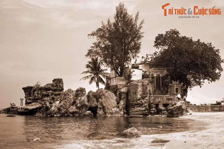 Sau hai năm tu ẩn, một ngày nọ, người đàn ông ra khỏi hang, trở lên miếu tiếp tục công việc của một thủ từ. Lần xuất hiện này, ông chịu nói chuyện nhưng rất kiệm lời. Mỗi khi mở miệng, ông thường tiên tri hậu vận cho những người đến lễ bái...