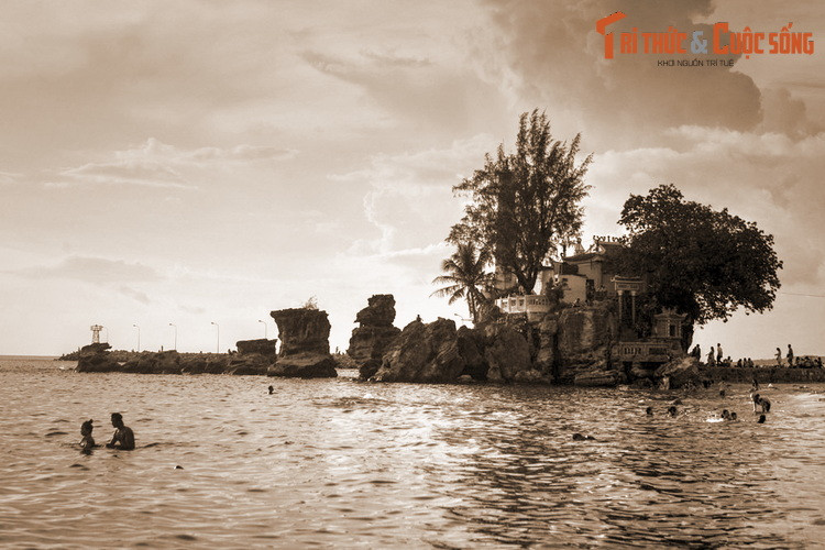 Một ngày nọ, dân trên đảo bỗng thấy một mỏm đá lớn, hình thù cổ quái dần dần nổi lên nơi cửa biển. Cho rằng đây là đá thiêng, mọi người đã góp tiền của công sức lập miếu thờ để cầu mong thần linh che chở trước tai ương từ biển cả.